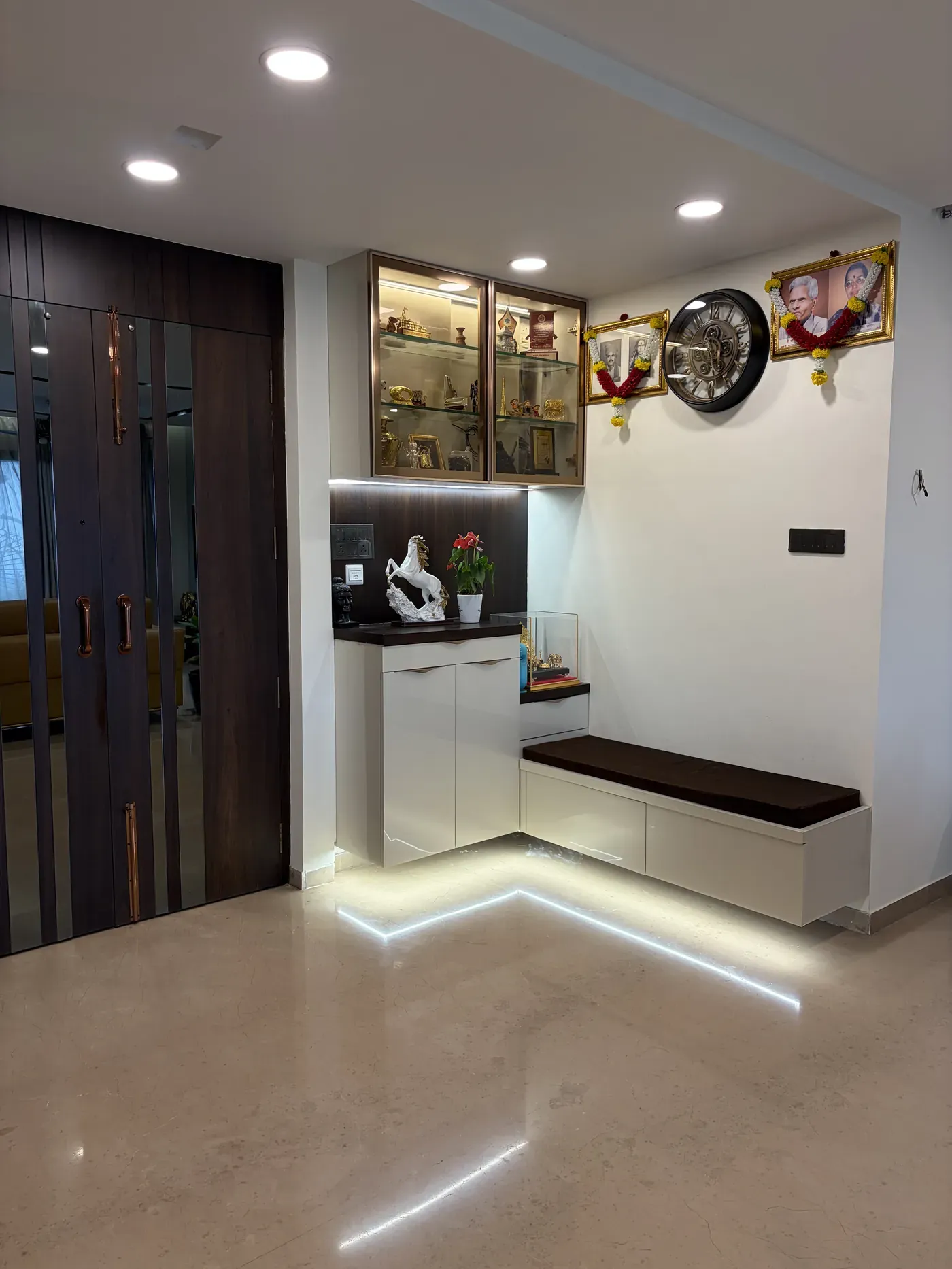 Salunkhe's Residence interior photograph 12